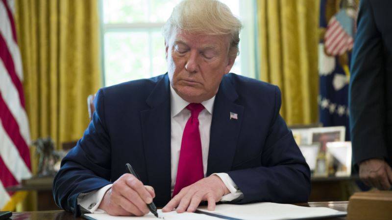Дональд Трамп - Трамп подписал указ о временном запрете на иммиграцию в США - golos-ameriki.ru - Сша