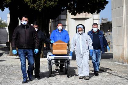 Итальянские чиновники пойдут под суд из-за смертей от коронавируса - lenta.ru