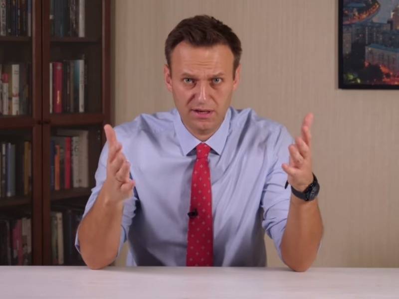 Дмитрий Песков - Алексей Навальный - Навальный напомнил о часах и бейджике Пескова, раскритиковавшего его программу - sobesednik.ru