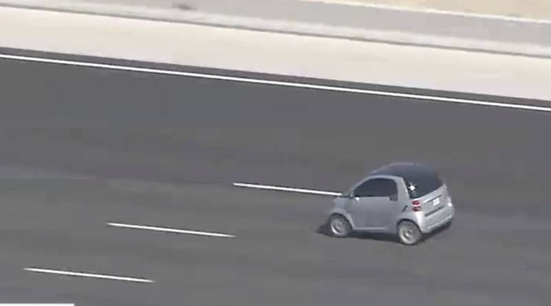 Водитель на крошечном автомобиле «Smart» утроил гонки с полицейскими, пока ему не пробили шины - usa.one - штат Аризона
