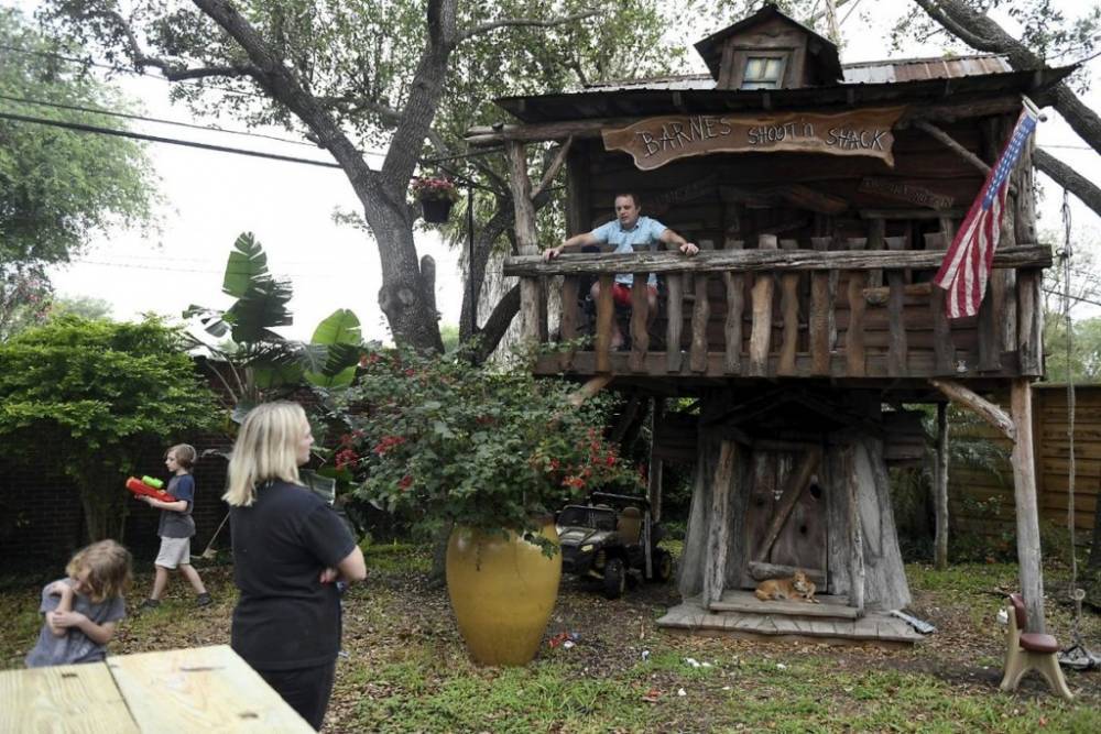 Чтобы оградить семью от коронавируса, врач переехал в домик на дереве своих детей - germania.one - Германия - Usa - штат Техас