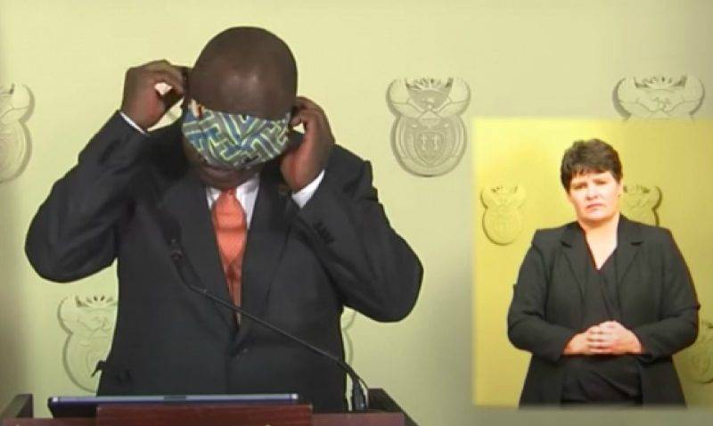 Сирил Рамафос - Президент ЮАР попытался надеть маску в эфире, но потерпел фиаско - bloknot.ru - Юар