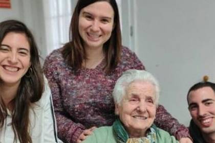 Пережившая «испанку» 106-летняя долгожительница выздоровела после коронавируса - lenta.ru - Испания