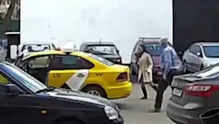 Таксист избил москвичку с нечитающимся QR-кодом - vesti.ru - Москва