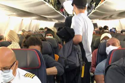 Пассажирка сняла переполненный туристами во время пандемии лайнер и ужаснулась - lenta.ru - Сша - Нью-Йорк