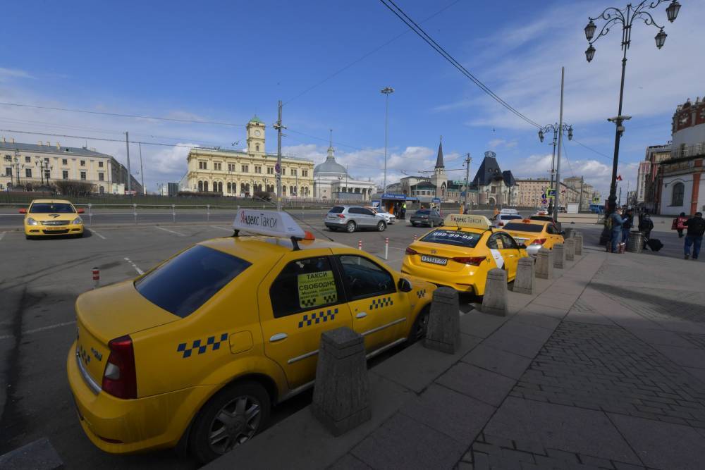 СМИ: Девушка сцепилась с таксистом из-за его отказа ехать без пропуска - vm.ru - Москва