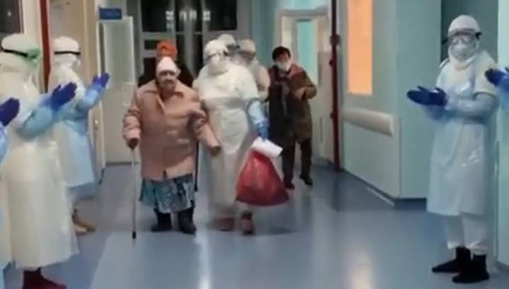 "Дай Бог всем здоровья!": вылечившуюся от коронавируса 93-летнюю пациентку проводили аплодисментами - vesti.ru