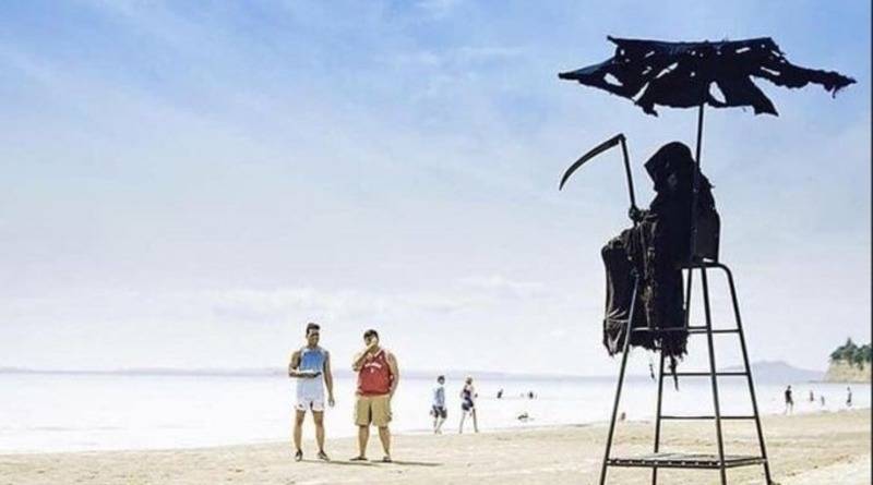 Даниэль Ульфельдер - Мужчина из Флориды ходит по пляжам в образе смерти с косой, чтобы напомнить о риске (фото) - usa.one - штат Флорида