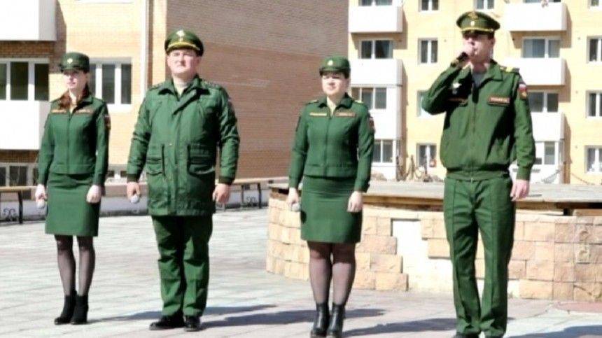 Военный оркестр в Улан-Удэ исполнил для жителей многоэтажки песни военных лет - 5-tv.ru - Улан-Удэ
