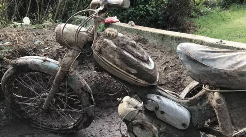 Мужчина, занимаясь садом во время самоизоляции, нашел старый закопанный мотоцикл (фото) - usa.one - Англия