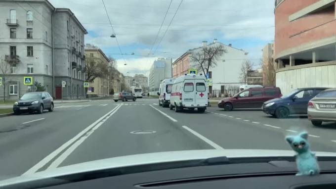 Видео: у Покровской больницы вновь собралась очередь из машин скорой помощи - piter.tv
