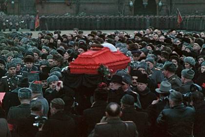 Сергей Лозница - Okko даст россиянам возможность увидеть похороны Сталина и концерт Лепса - lenta.ru - Ссср