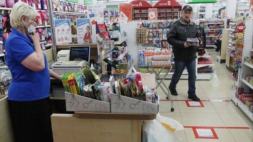 Видео: мужчина ударил пенсионерку, не соблюдавшую дистанцию в магазине - 5-tv.ru