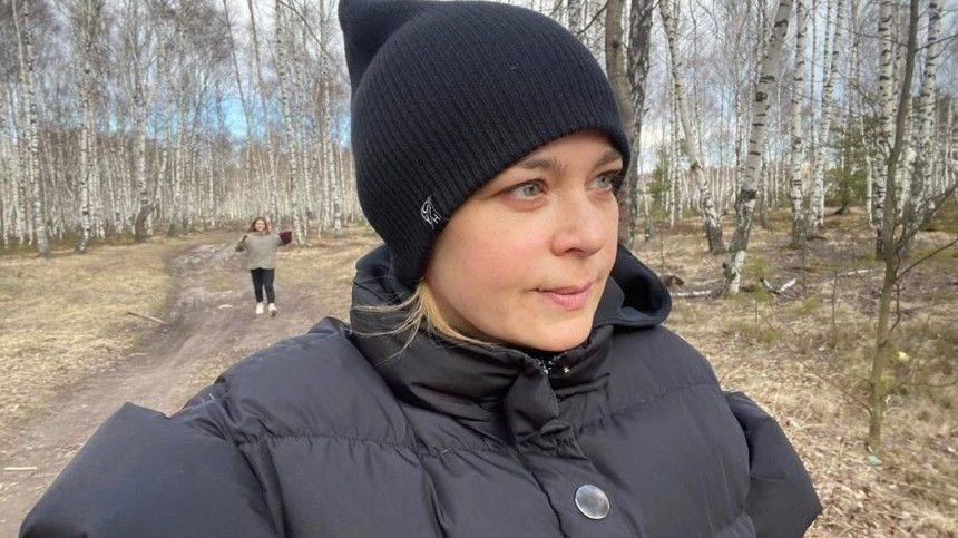 Ирина Пегова - «Боремся со свинотовирусом!» — Пегова провела субботник в лесу - 5-tv.ru