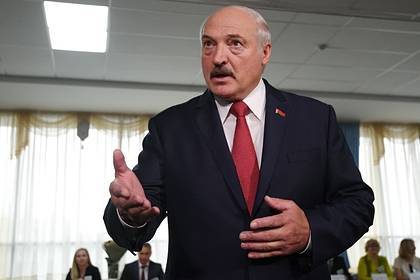 Александр Лукашенко - Лукашенко вопреки коронавирусу поехал на субботник сажать сосны - lenta.ru - Белоруссия