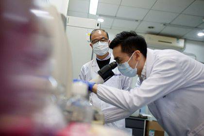 В Китае началась вторая стадия испытаний вакцины от коронавируса - lenta.ru - Китай