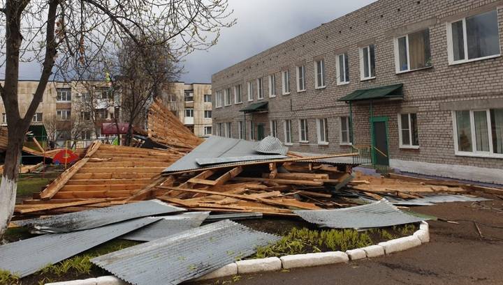 Сильный ветер унес крышу со здания детского сада в Башкирии. Видео - vesti.ru - республика Башкирия - район Уфимский