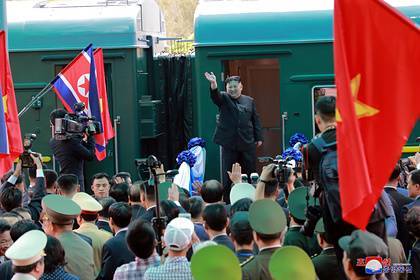 Ким Ченын - Возможно принадлежащий Ким Чен Ыну поезд обнаружили у курорта в Северной Корее - lenta.ru - Кндр