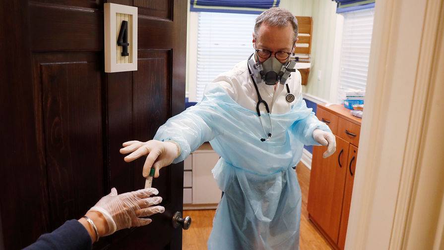 Джонс Хопкинс - В США за сутки погибли почти две тысячи зараженных коронавирусом - gazeta.ru - Сша
