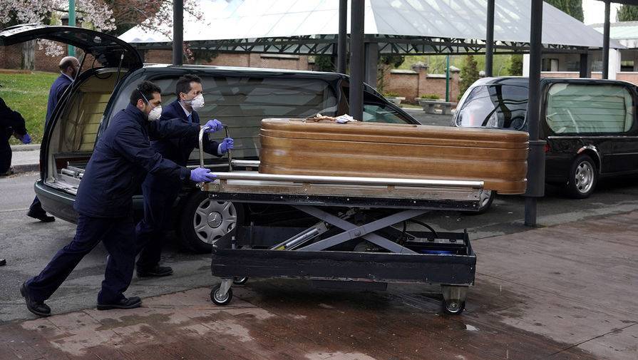 В Испании за сутки умерли 288 человек с COVID-19 - gazeta.ru - Испания - Минздрав