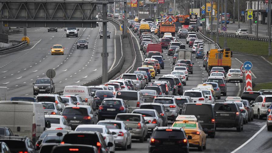 На дорогах Москвы стало на 30 тысяч больше автомобилей, чем неделю назад - gazeta.ru - Москва