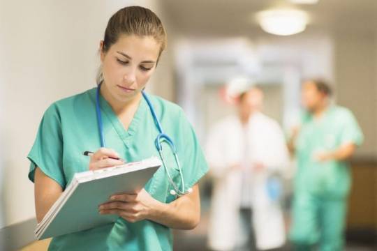 Медсестра с коронавирусом рассказала о болезни и умерла - versia.ru - Шотландия