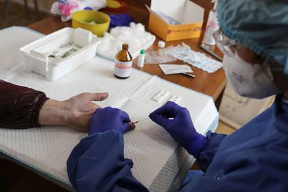 Каждый пятый заразившийся коронавирусом на Украине оказался медиком - lenta.ru - Украина