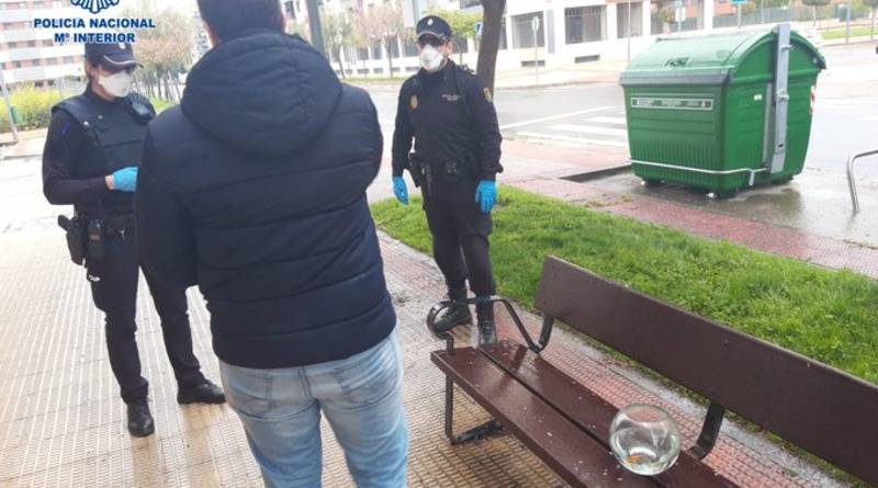 Мужчина нарушил карантин, выйдя на улицу «выгулять» золотую рыбку в аквариуме - usa.one - Испания
