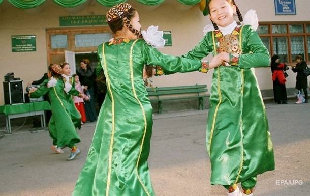 В Туркменистане бюджетницам запретили красить волосы и делать маникюр - korrespondent.net - Туркмения - Ашхабад