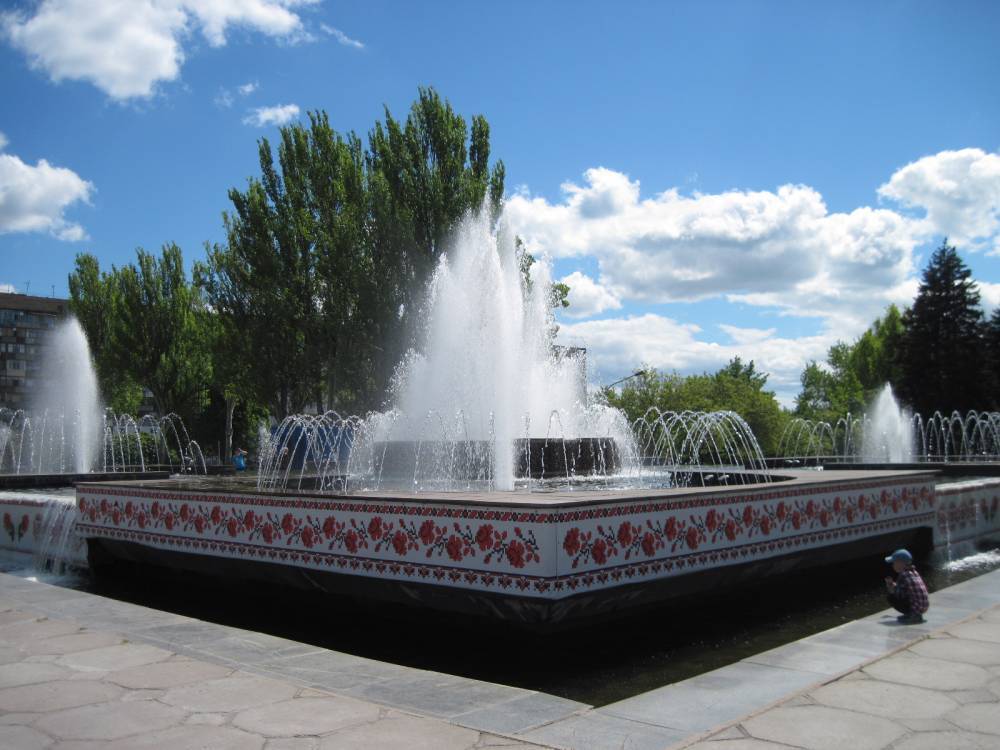 На площади Фестивальной возле фонтана демонтировали 40 гранитных плит - inform.zp.ua - Запорожья