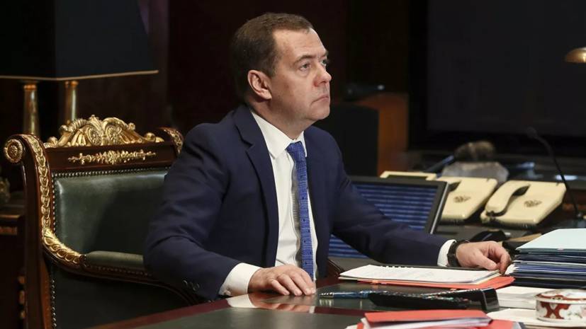 Дмитрий Медведев - Медведев призвал единороссов направить зарплату на помощь медикам - russian.rt.com - Россия