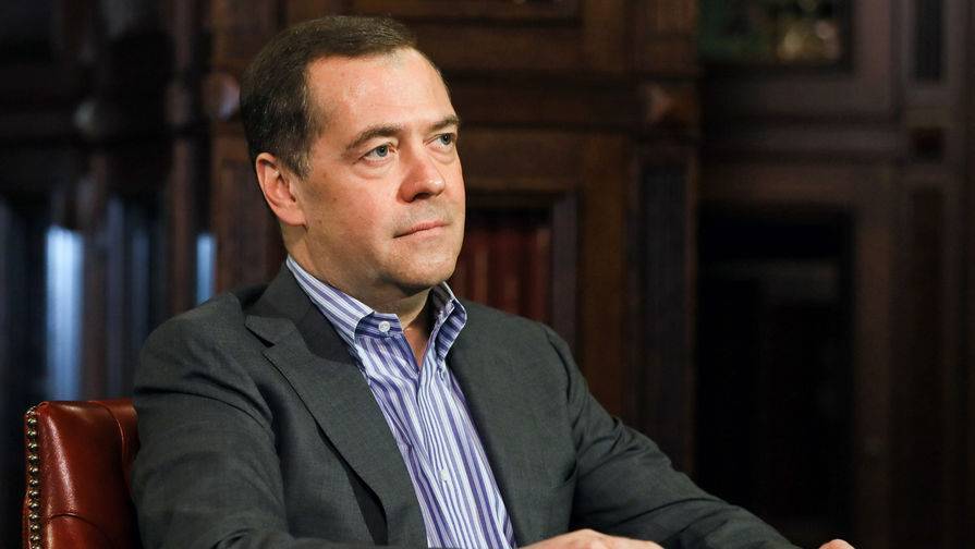 Дмитрий Медведев - Медведев призывает единороссов направить зарплату на помощь медикам - gazeta.ru - Россия