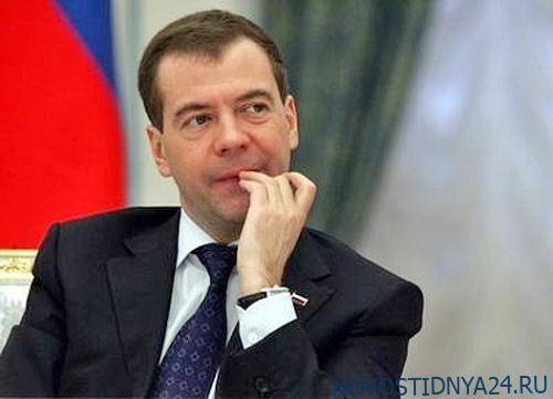 Дмитрий Медведев - Медведев призвал единороссов перечислить месячную зарплату врачам - novostidnya24.ru - Россия