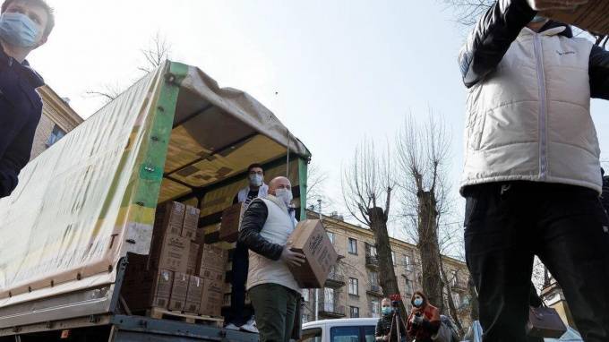 Студенты Первого меда получили две тонны фруктов и антисептики - piter.tv - Санкт-Петербург