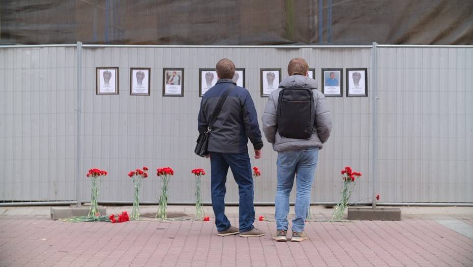 Петербуржцы несут цветы к "стене памяти" погибших от COVID-19 медиков - dp.ru - Петербурга