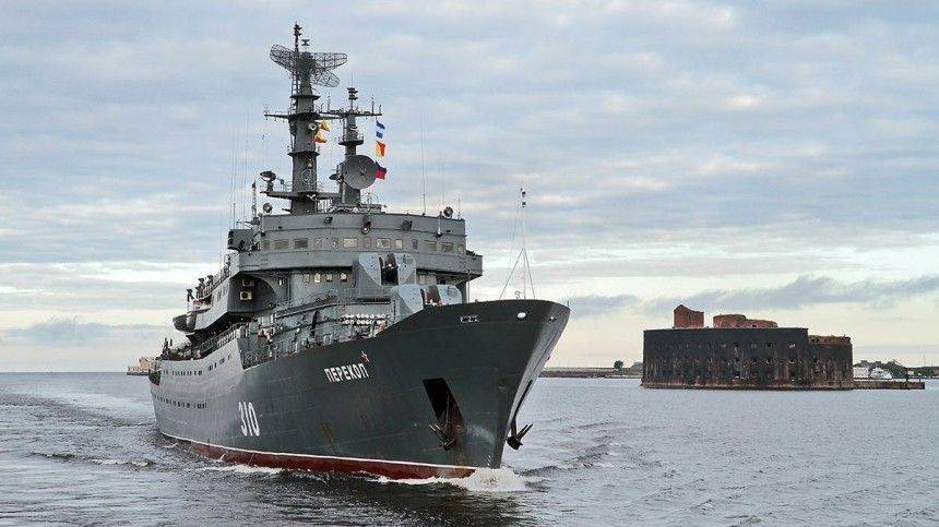 В Петербурге четыре военных корабля выведут в Неву на День Победы - 5-tv.ru - Россия - Санкт-Петербург