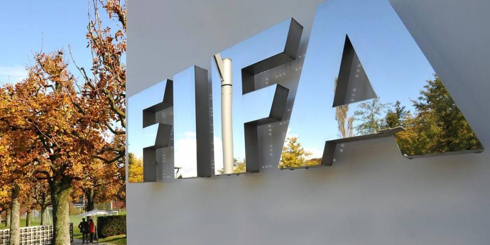 Мишель Дхоге - ФИФА может запретить футболистам плевать на газон во время матча - ruposters.ru
