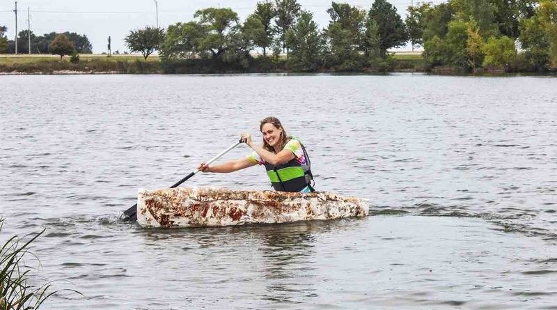Девушка из США вырастила лодку из грибов и катается на ней по водоему - usa.one - Сша - штат Небраска