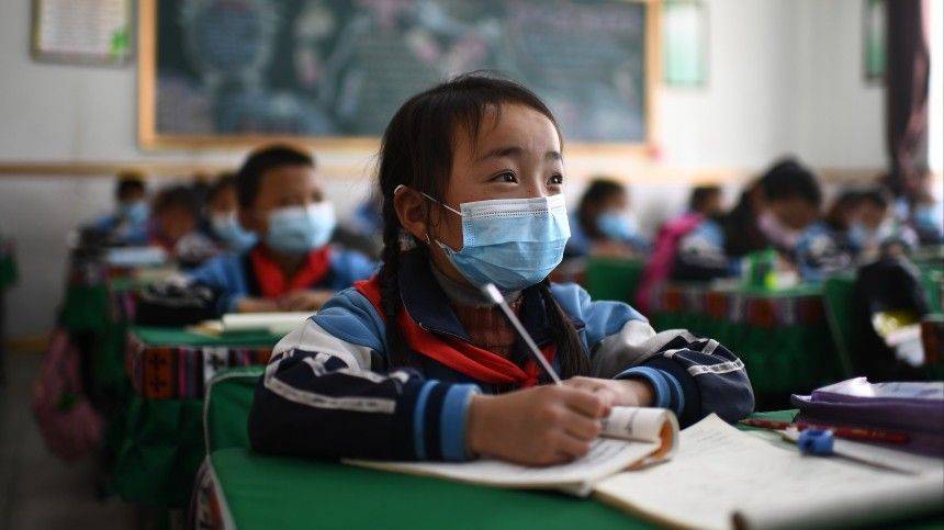 Как китайских детей решили защитить от коронавируса с помощью головного убора X века - 5-tv.ru - Китай