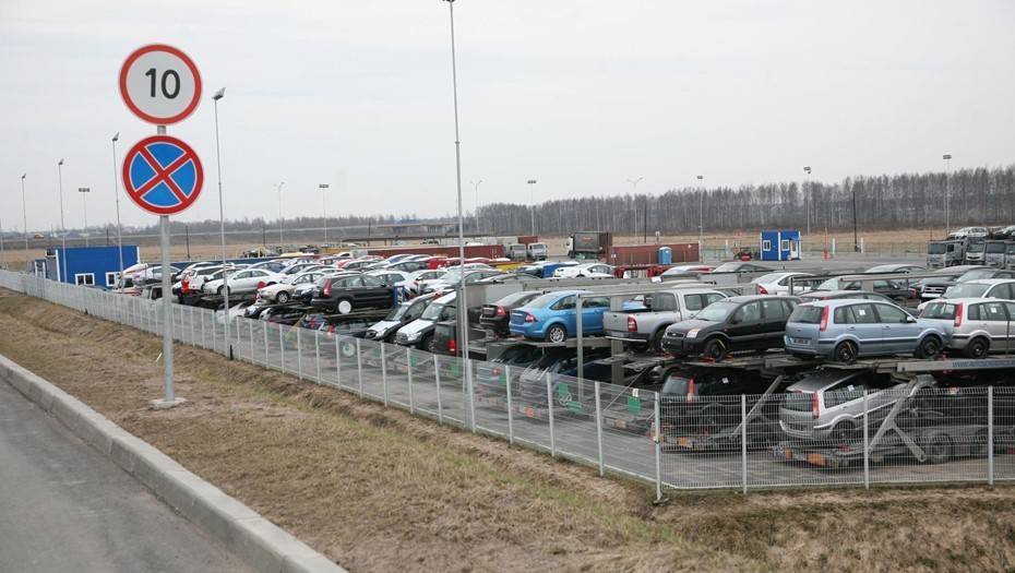 Продажи легковых автомобилей в РФ на фоне кризиса упадут почти на треть - dp.ru - Россия
