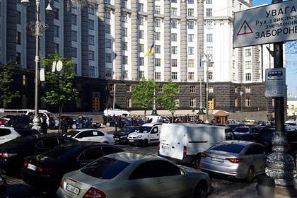 Украинские бизнесмены устроили акцию против карантина возле правительства - lenta.ru