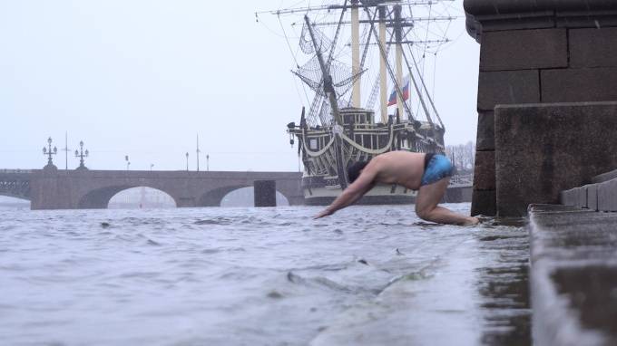 И в снег, и в карантин: как петербургские моржи устраивают заплывы - piter.tv