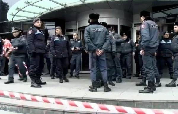 Инцидент во время режима ЧП: в армянском Гаваре пострадали полицейские - eadaily.com - Армения