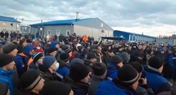 В «Газпроме» прокомментировали бунт вахтовиков на месторождении компании в Якутии - znak.com - республика Саха - Ноябрьск