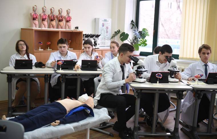 Студентам, привлечённым к борьбе с COVID-19, пообещали зарплату в 100 тысяч - news.ru - Россия
