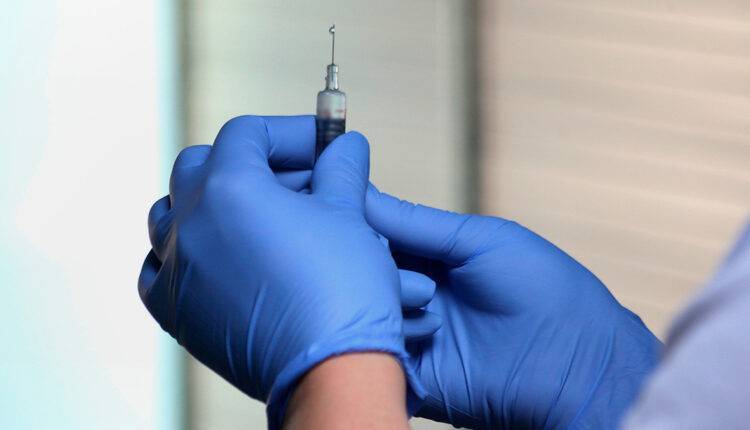 Более 20% россиян заявили о нежелании делать прививки от COVID-19 - newtvnews.ru - Россия - республика Бурятия