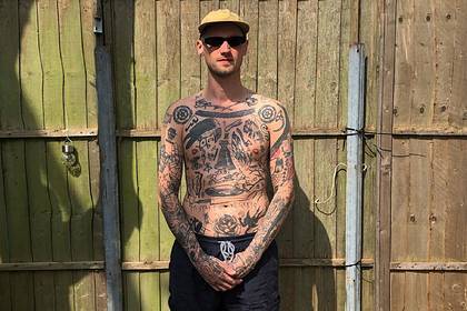 Мужчина каждый день делал новую тату на карантине и пожаловался на нехватку кожи - lenta.ru - Лондон