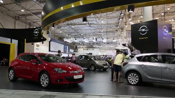 Продажи легковых автомобилей в России упадут на 30 процентов - piter.tv - Россия