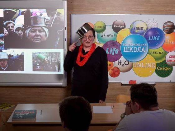 Учительница украинской онлайн-школы надела кастрюлю на голову, рассказывая о Майдане - gordonua.com