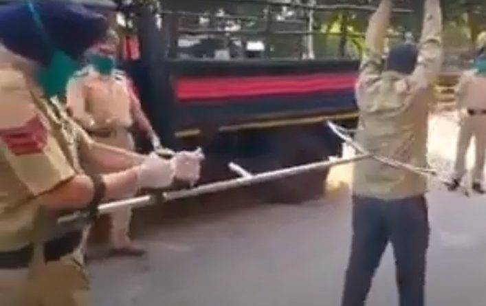 Полицейские в Индии отлавливают нарушителей карантина гигантскими щипцами - usa.one - Индия - New York